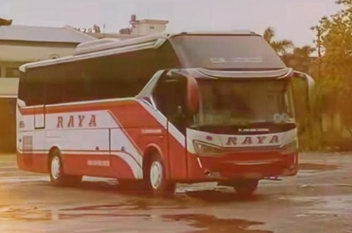 Armada bus milik PO Raya.