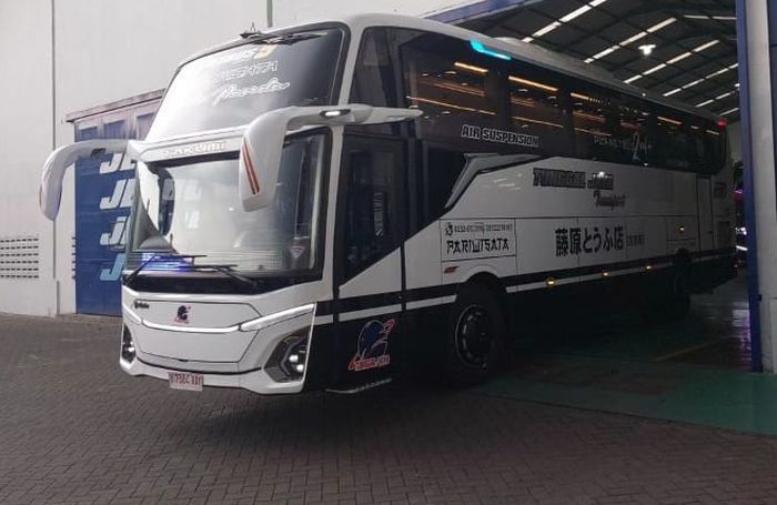 Bus Initial D milik PO Tunggal Jaya garapan karoseri Adi Putro.
