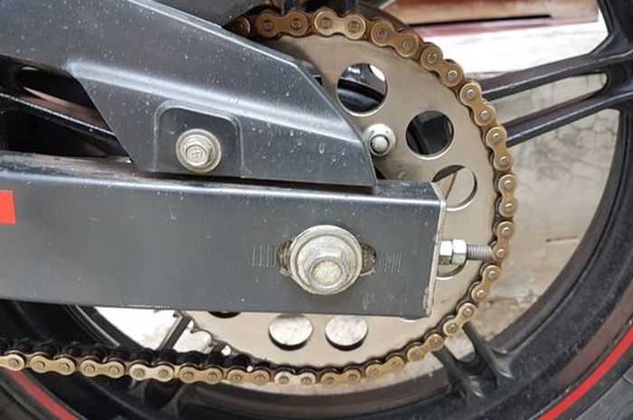 Begini cara merawat rantai motor saat musim hujan 