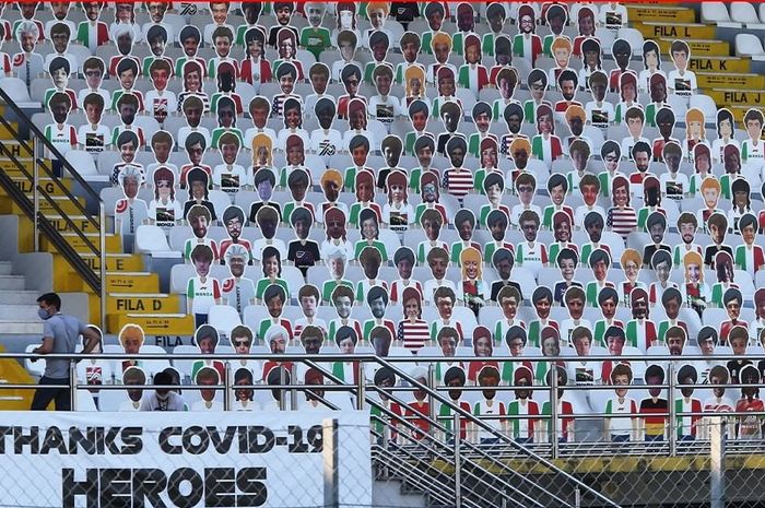Penonton yang terbuat dari papan karton guna mengisi kekosongan tribun penonton di sirkuit Monza