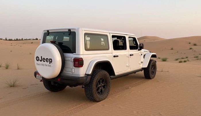 Jeep Gladiator disulap jadi wrangler rubicon dengan tiga baris kursi