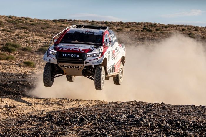 Juara dunia F1 Fernando Alonso mencoba mobil Toyota Hilux Reli Dakar di Afrika Selatan