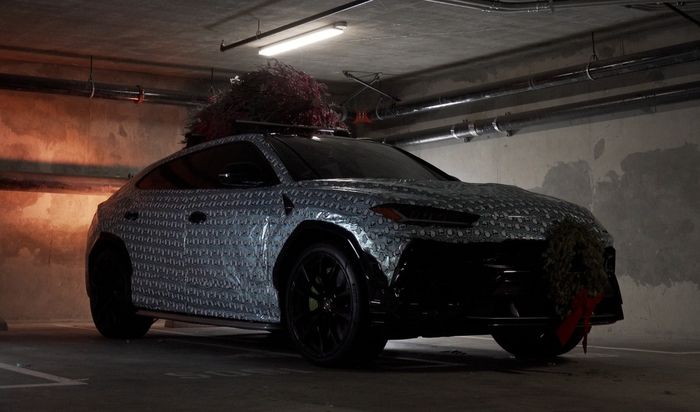 Lamborghini Urus dibungkus kertas kado dan berhias aksesori Natal