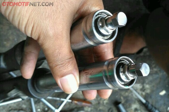 Pasang tutup pentil air suspension di sokbreker Yamaha Aerox 155