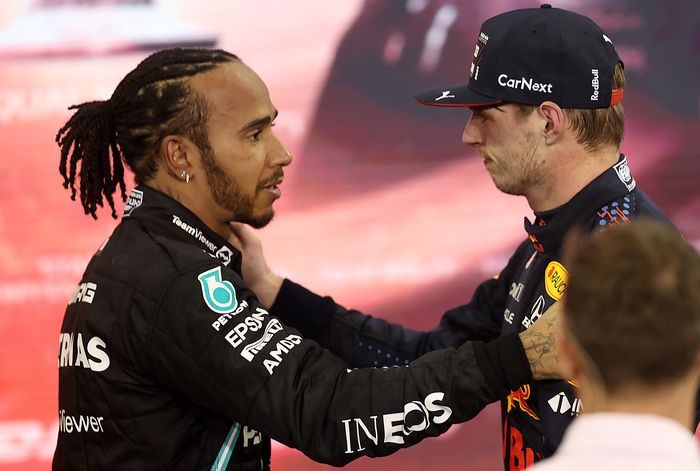 Lewis Hamilton mengucapkan selamat kepada juara dunia F1 2021 Max Verstappen usai balapan di F1 Abu Dhabi 2021