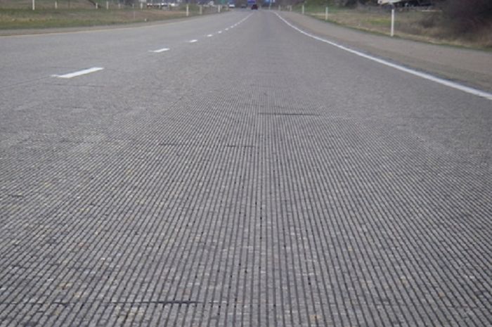 ilustrasi beton jalan raya yang mempunyai kontur kasar