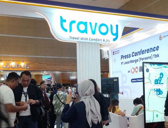 Tak hanya bisa digunakan melalui smartphone, aplikasi Travoy juga dapat diinstal pada head unit mobil berbasis iOS.