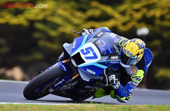 Aldi Satya Mahendra saat menggeber Yamaha YZF-R9 di Sirkuit Phillip Island, Australia