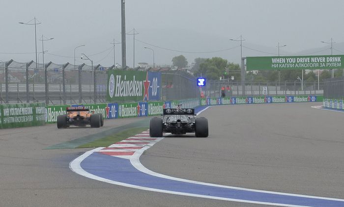 Lando Norris melebar di lap 47 balap F1 Rusia 2021, membuat Lewis Hamilton bisa sedikit mendekat