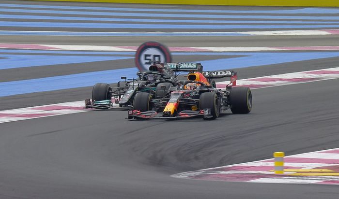 Max Verstappen menyalip Lewis Hamilton di lap 52 dari 53 lap, untuk memenangkan balap F1 Prancis 2021