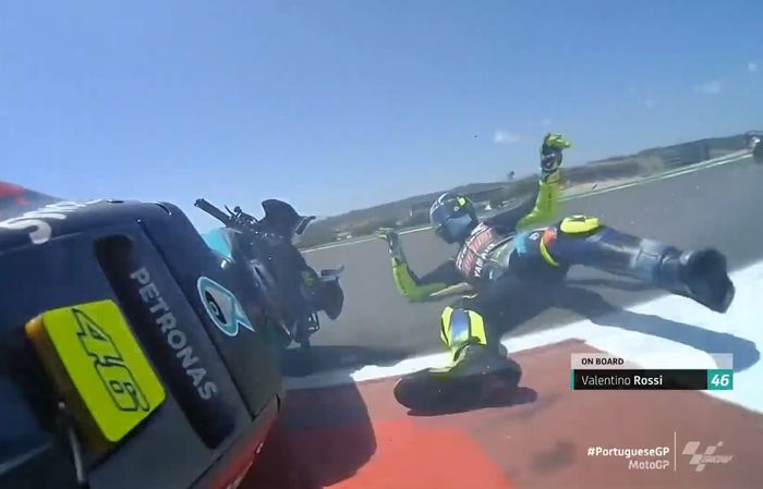 Valetino Rossi terus berusaha untuk bisa kompetitif, meskipun beberapa kali crash, seperti di MotoGP Portugal 2021 ini