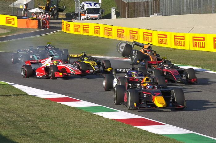 Mick Schumacher (mobil warna merah dan putih) terlibat bentrok pada race 1 F2 Tuscan 2020