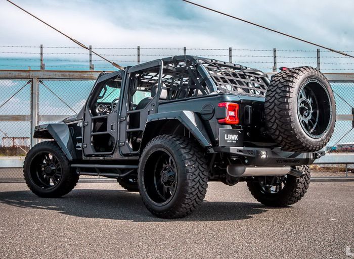 Tampilan belakang modifikasi Jeep Wrangler siap tempur ala Liberty Walk