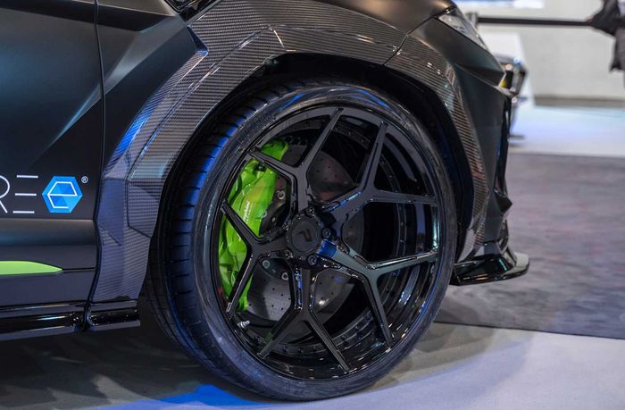 Modifikasi Lamborghini Urus pakai pelek Y-Spoke 24 inci