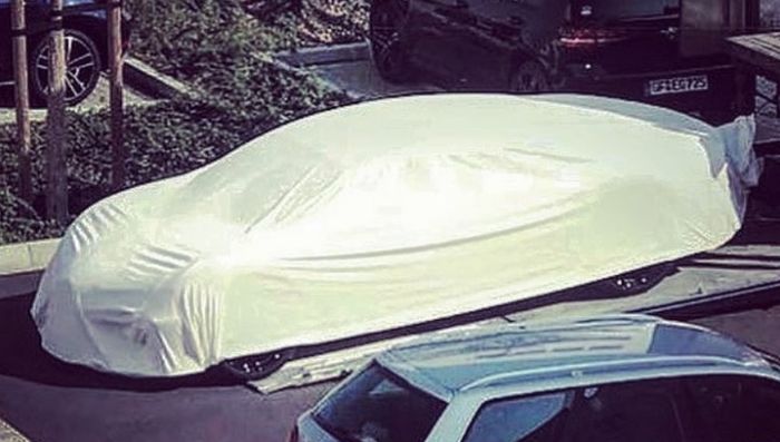 Kap mesin terlihat pendek