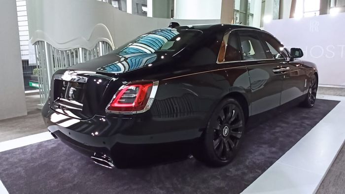 Tampilan buritan Rolls-Royce Ghost terlihat berkarakter berkat sepasang muffler yang ditonjolkan