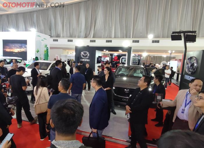 Booth Mazda diajang GIIAS Semarang seluar 130 meter persegi, hadirkan 2 unit CX-60 dan 1 unit Mazda 3 Hatchback.