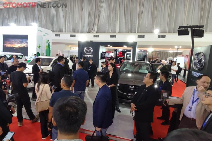 Booth Mazda diajang GIIAS Semarang seluar 130 meter persegi, hadirkan 2 unit CX-60 dan 1 unit Mazda 3 Hatchback.