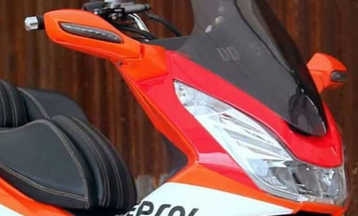 Honda PCX CBU bergaya turing dengan livery repsol