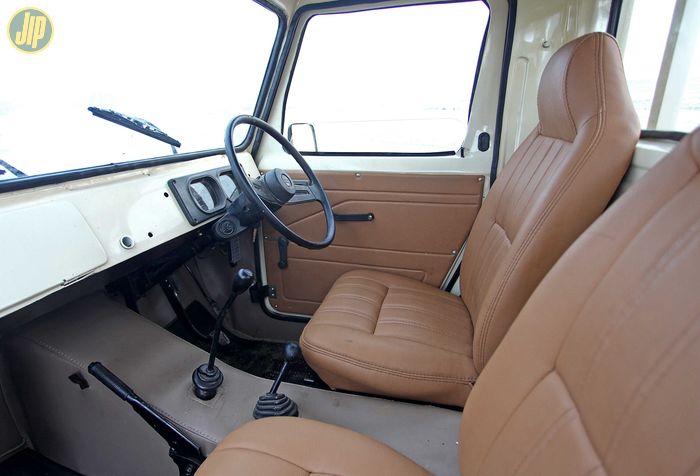 Interior Suzuki LJ80 sedikit diremajakan dengan sentuhan kulit sintetis.