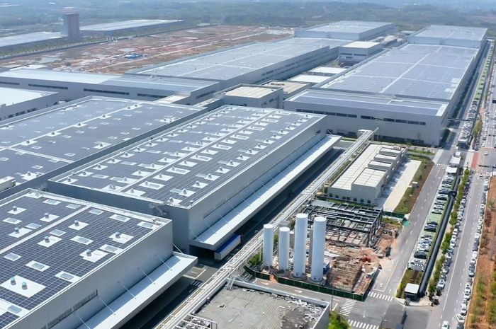 Pabrik Zeekr bermarkas di di Hangzhou Bay, Ningbo, China. Mengintegrasikan proses manufaktur yang memadukan teknologi 5G, AI, dan big data