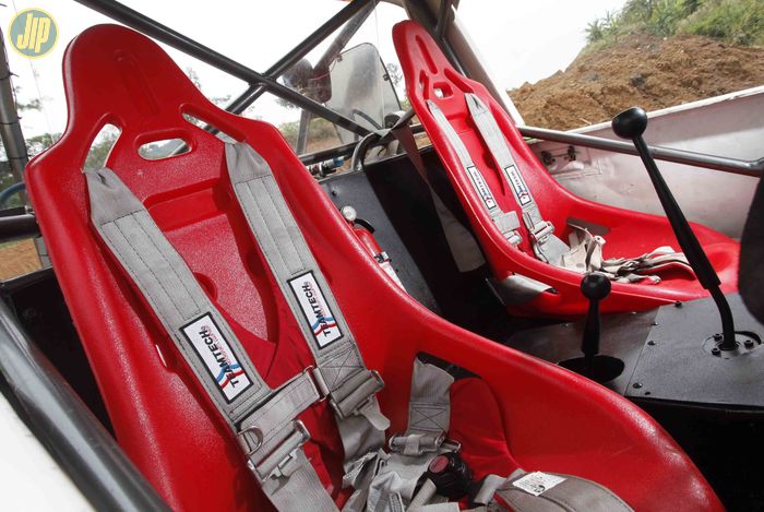 Jok plastik keluaran Summit racing berikut safety belt empat titik dipasang untuk Suzuki Jimny ini. 
