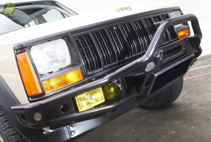 Bumper depan Jeep Cherokee XJ ini diganti model pipa yang sudah disiapkan dengan dudukan winch, 