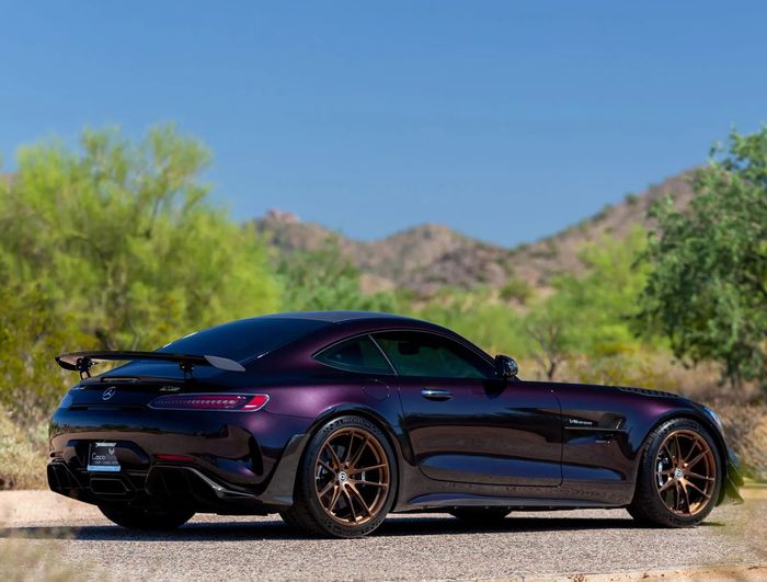 Modifikasi Mercedes-AMG GT R Pro berbaju ungu ditopang pelek warna emas