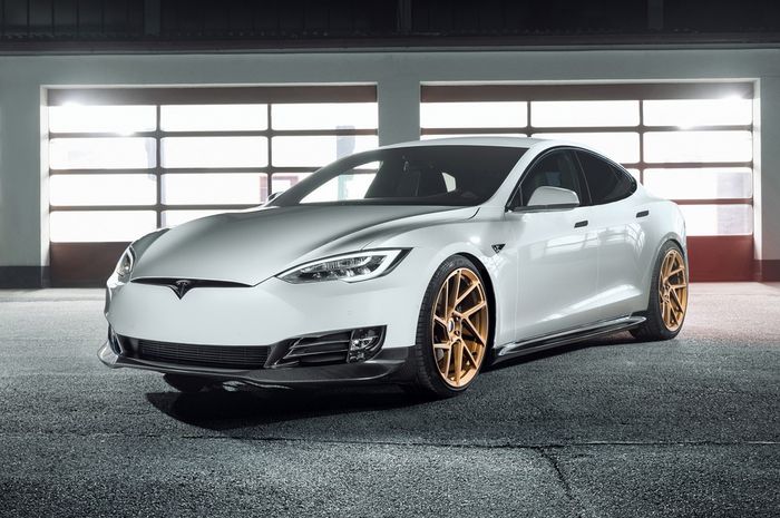 Tesla Model S pakai body kit dari serat karbon