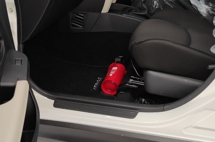 Posisi peletakkan APAR di bawah bangku penumpang depan pada mobil Daihatsu