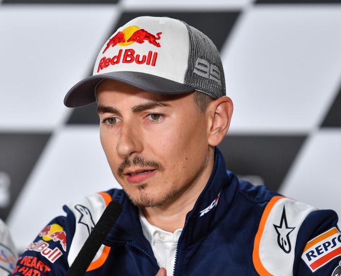 Adakan konfrensi pers bersama bos Dorna, Carmelo Ezpeletta, Jorge Lorenzo dikabarkan akan pensiun dari ajang balap MotoGP