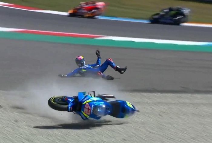 Alex Rins harus kehilangan cengkeraman ban depan dan terjatuh ke pinggir lintasan