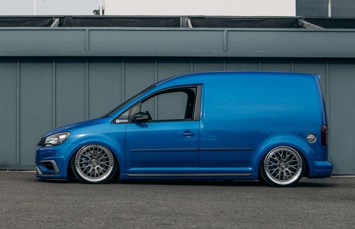 VW Caddy nampak segar dengan kelir biru dan menghapus pintu geser