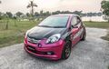 Honda Brio Lama Tampil Racing, Bodi Pink dan Bertabur Serat Karbon
