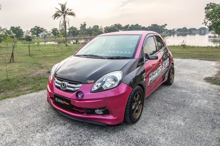 Modifikasi Honda Brio bergaya racing, kombinasi kelir pink dan serat karbon