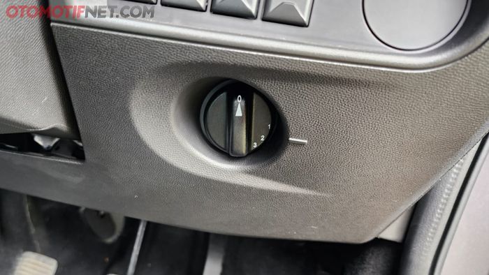 Knob putar untuk mengatur ketinggian sorot lamp depan (leveling headlamp)