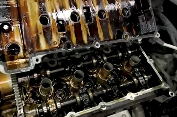 Kondisi bagian dalam cylinder head Suzuki Ertiga GL 2015 yang sudah menghitam akibat oil sludge