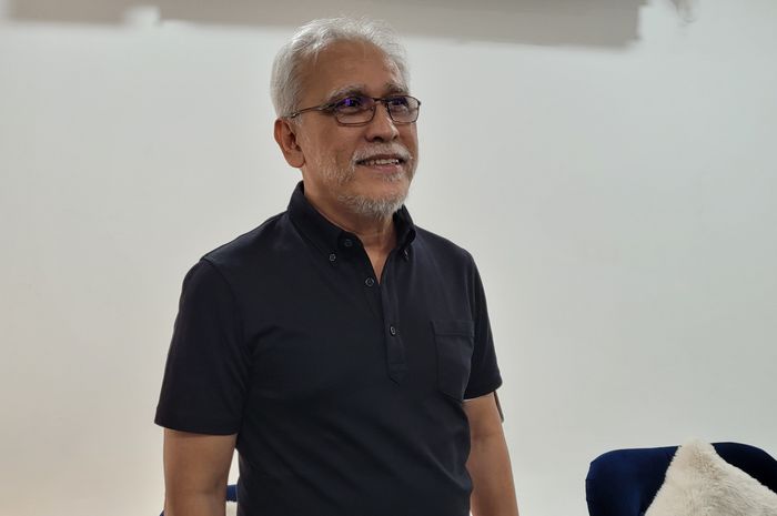 Iwan Fals ungkap alasan mengapa nggak bawakan lagu Bento dan Bongkar di konser tunggalnya nanti.