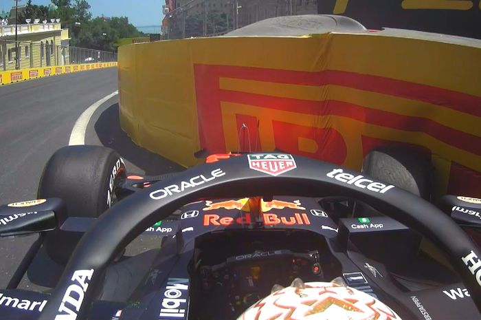 Red Flag usai Max Verstappen (Red Bull) menabrak pagar pembatas di tikungan 15