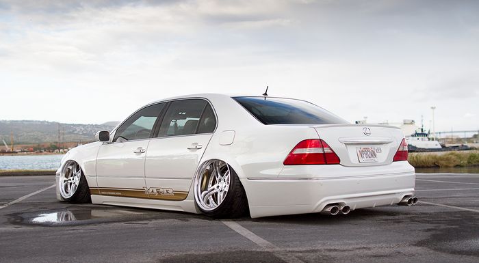 Decal emas di samping bodi, mempermanis tampilan Lexus LS430