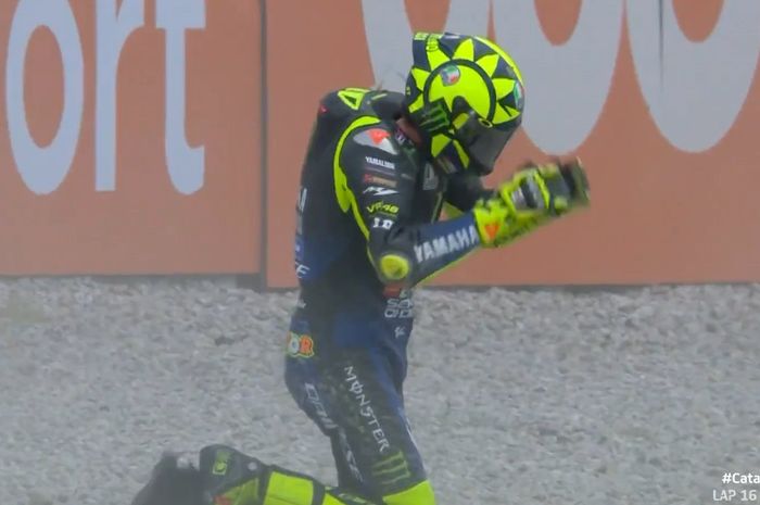 Podium di depan mata, Valentino Rossi malah ndlosor di balapan MotoGP Catalunya 2020, berikut videonya