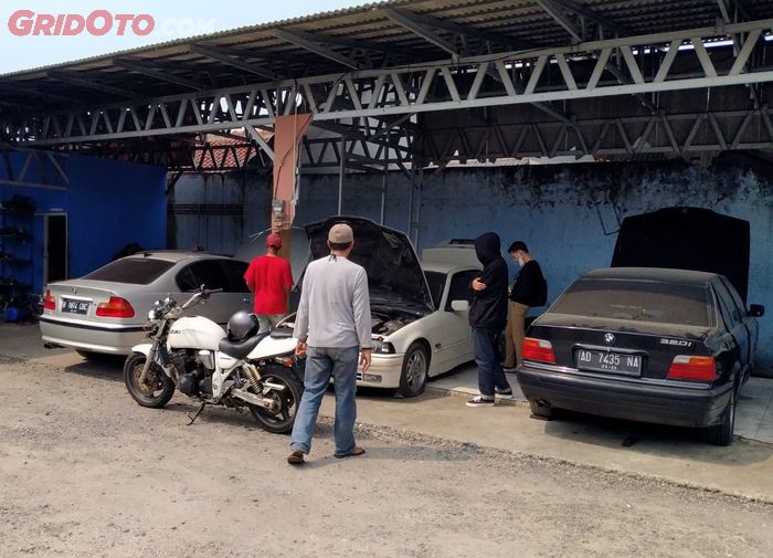 Benny dan Herman sedang cek BMW di Biru Auto Servis