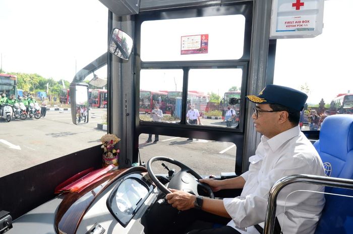 Menhub Budi Karya melakukan mengecek bus listrik merah putih sepekan jelang penyelenggaraan KTT G20 di Bali.
