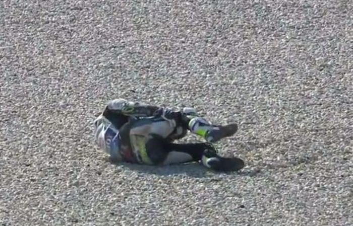Cal Crutchlow kecelakaan di tikungan pertama Phillip Island, kesakitan dan terancam absen di MotoGP 