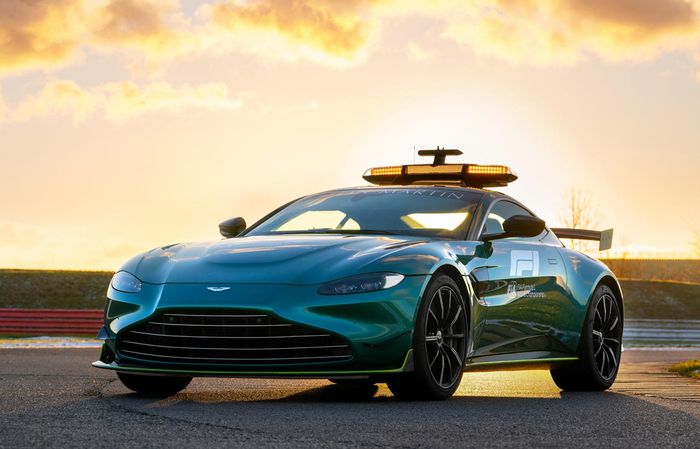 Tampilan depan Aston Martin Vantage Safety Car F1 2021