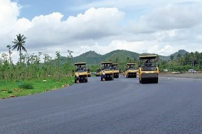 Proses pemadatan aspal Sirkuit Mandalika menggunakan tandem roller.