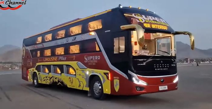 Tampilan bus triple decker alias bus limousine di India. 