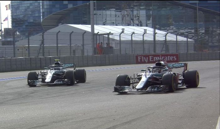 Valtteri Bottas (kiri) memberi jalan Lewis Hamilton di sirkuit Sochi, Rusia