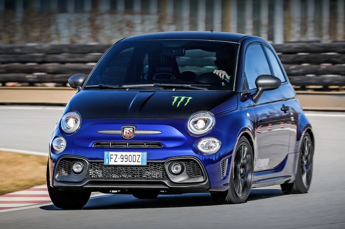 Abarth 595 Turismo dengan livery Monster Energy Yamaha