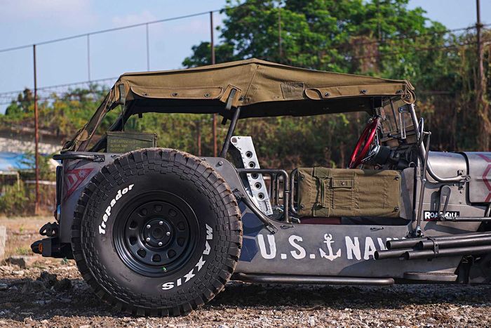 Ban Cragar D Window ukuran 16x10,5 di Jeep M38 